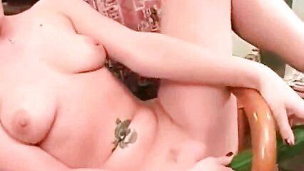 Подруга трахнула молодую блонди огурцом и кабачком