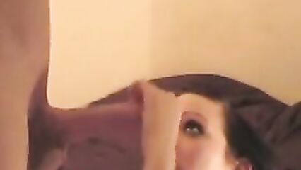 Минет в исполнении профессиональной брюнетки