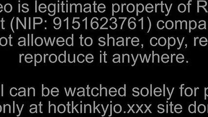 Hot Kinky Jo мастурбирует анал конским фаллоимитатором