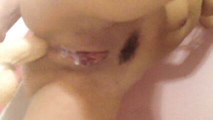 Домашнее порно: Мастурбация анала в душевой самотыком