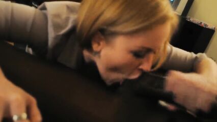 Блондинка сосет яйца и дрочит большой черный член