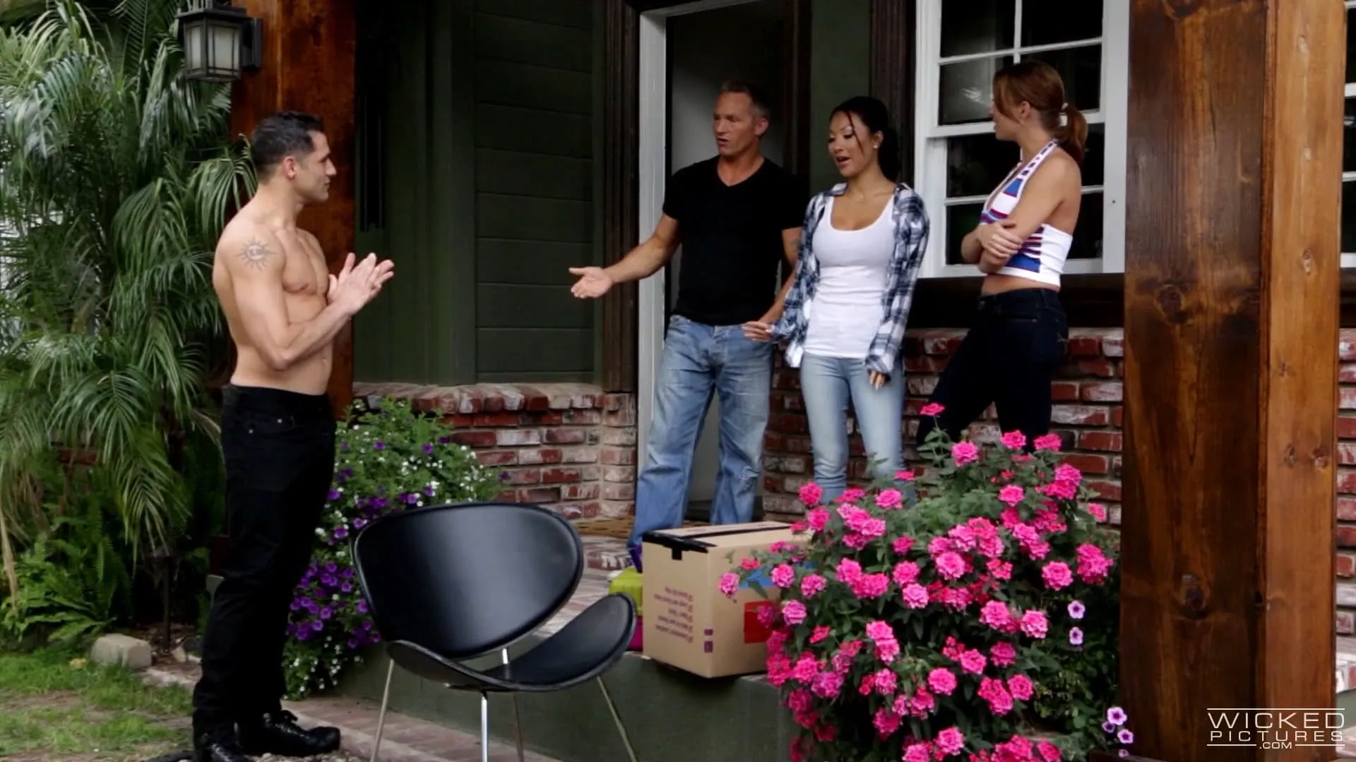 Жыныс мүшесі жақыннан жасалған әйелдер қалпақшалары