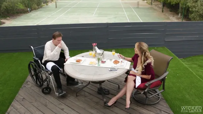 Қоғамдық көлікте кездейсоқ пизда жыпылықтайды Трусики жоқ юбка астына жыпылықтайды