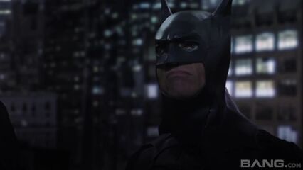 Әйелінің мысығын жалап жатыр (фото)