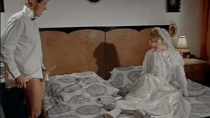 Дворец удовольствий Жозефины Мутценбахер, с переводом