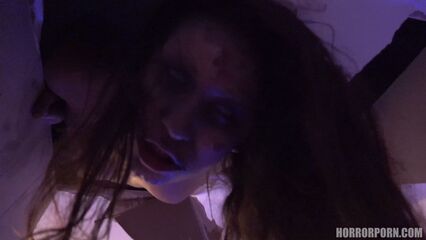 Порно ужасы: Страх приходит после наступления темноты