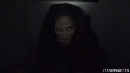 Порно ужасы: Страх приходит после наступления темноты