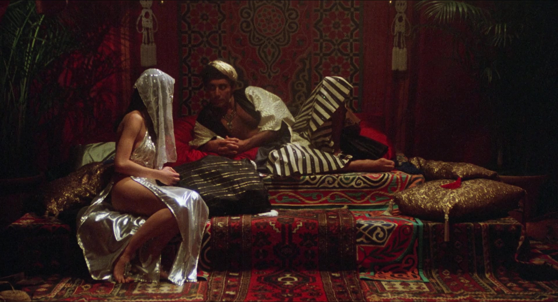 Сексуалды аналардың ит стилі Таз күйеуі кеуделі әйелін басқа еркекпен сиқығанын көреді.